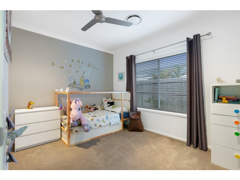 22 Magnetic Place, Redland Bay QLD 4165