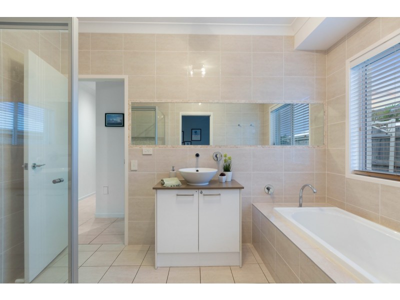 22 Magnetic Place, Redland Bay QLD 4165