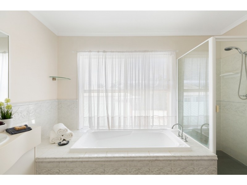 2 Bartlett Terrace, Redland Bay QLD 4165