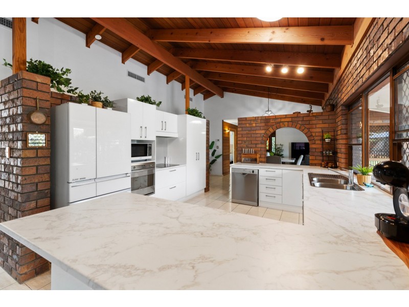 8 Courageous Court, Cleveland QLD 4163