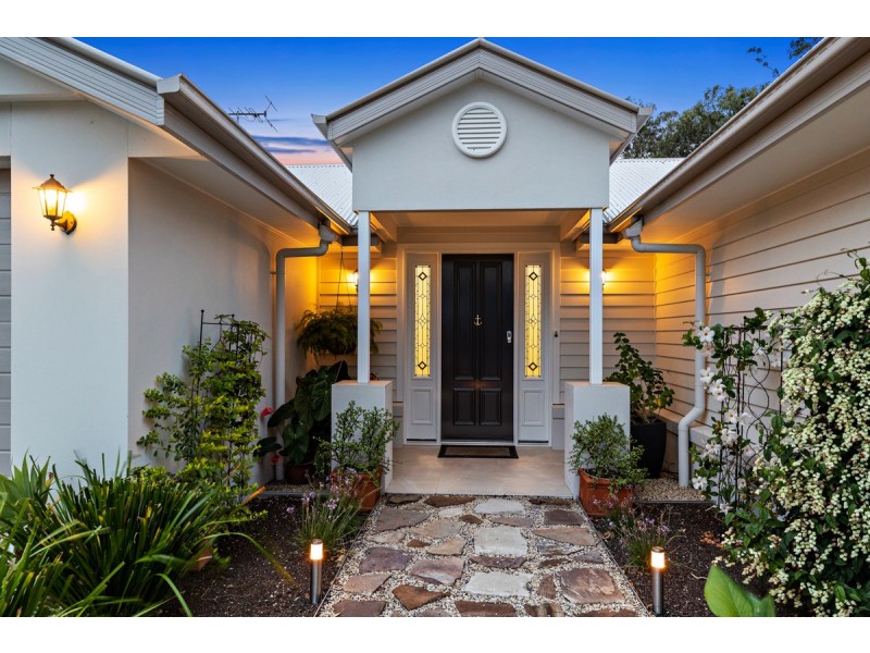 11 Sandy Cove Place, Redland Bay QLD 4165