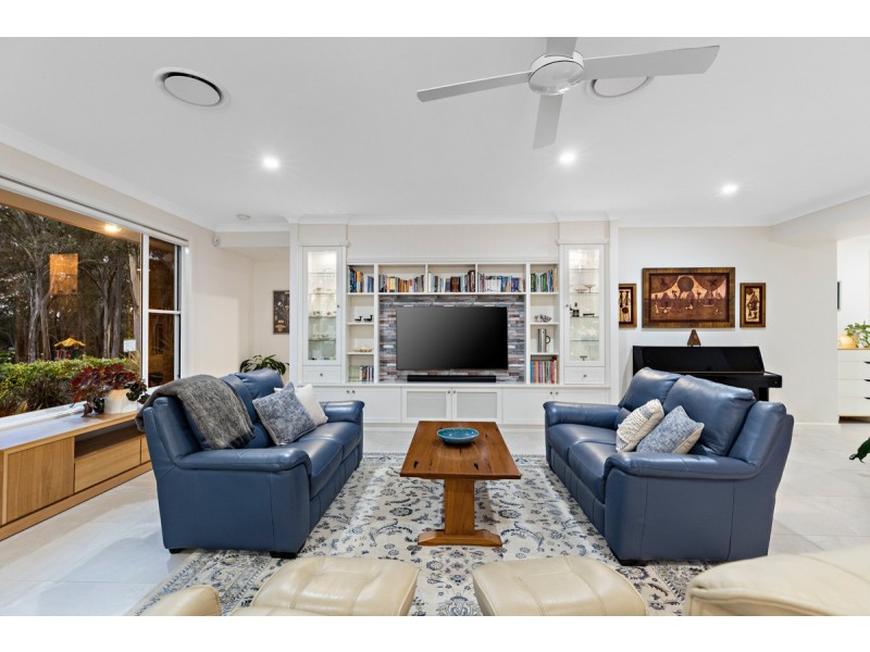 11 Sandy Cove Place, Redland Bay QLD 4165