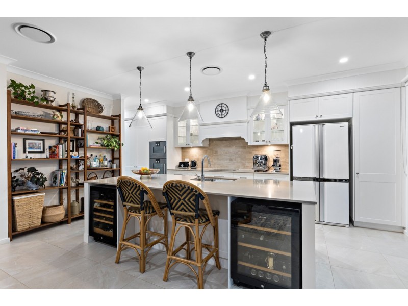 11 Sandy Cove Place, Redland Bay QLD 4165