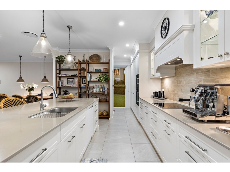 11 Sandy Cove Place, Redland Bay QLD 4165