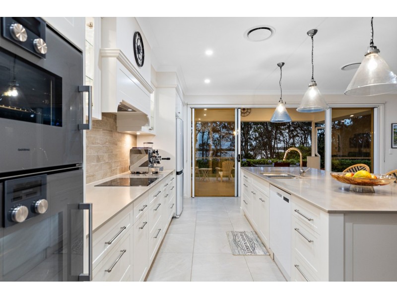 11 Sandy Cove Place, Redland Bay QLD 4165