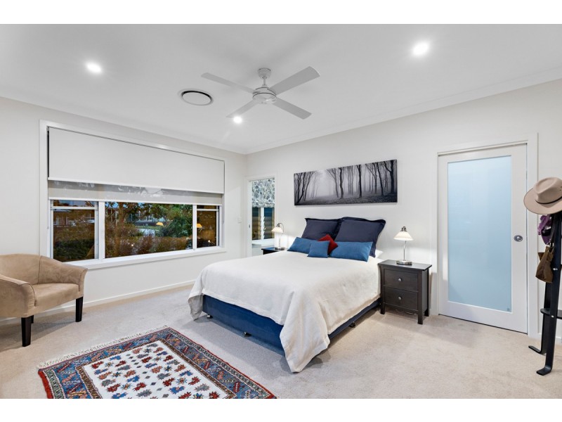 11 Sandy Cove Place, Redland Bay QLD 4165