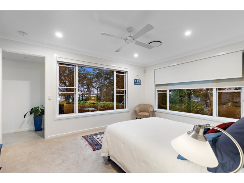 11 Sandy Cove Place, Redland Bay QLD 4165