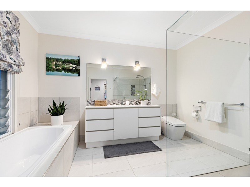 11 Sandy Cove Place, Redland Bay QLD 4165