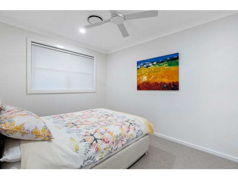 11 Sandy Cove Place, Redland Bay QLD 4165