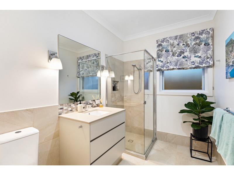 11 Sandy Cove Place, Redland Bay QLD 4165