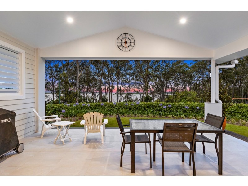 11 Sandy Cove Place, Redland Bay QLD 4165