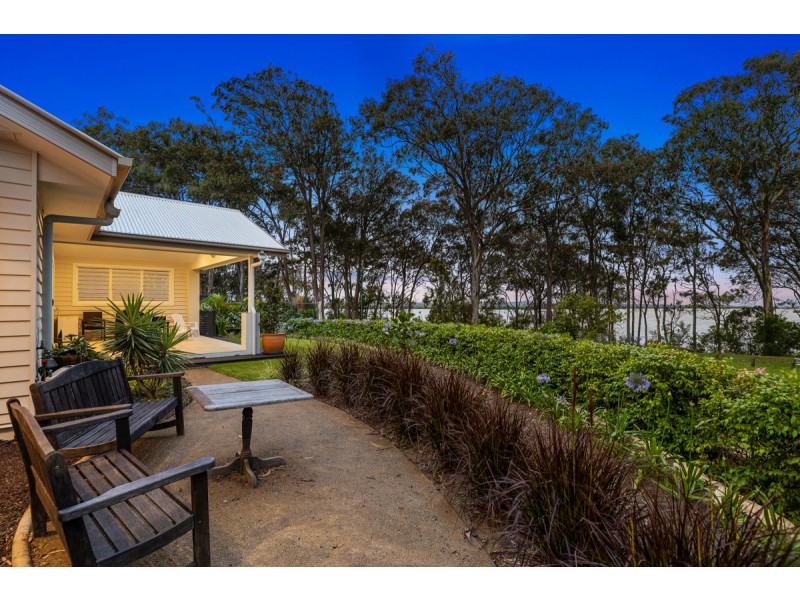 11 Sandy Cove Place, Redland Bay QLD 4165