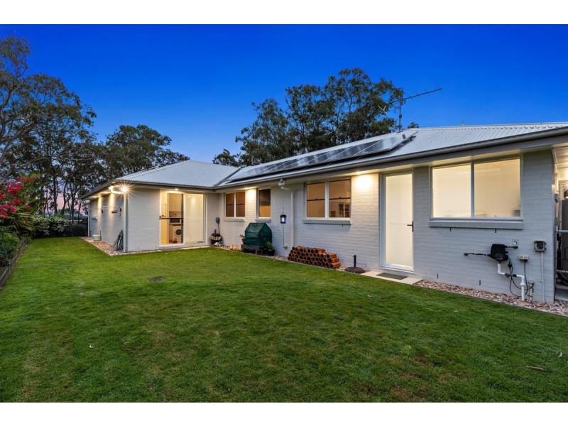 11 Sandy Cove Place, Redland Bay QLD 4165