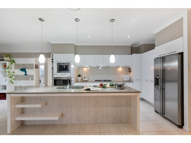 22 Magnetic Place, Redland Bay QLD 4165