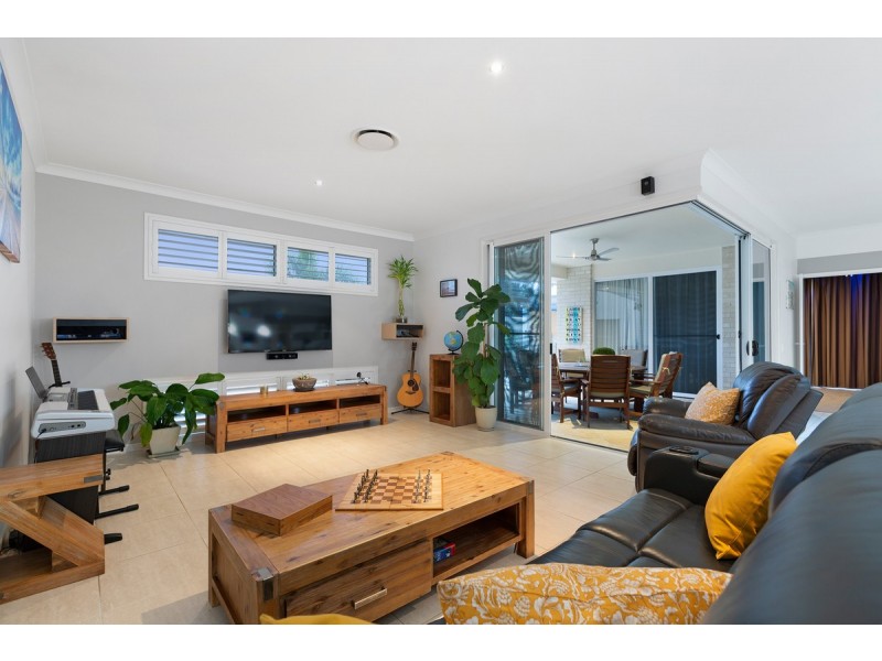 22 Magnetic Place, Redland Bay QLD 4165