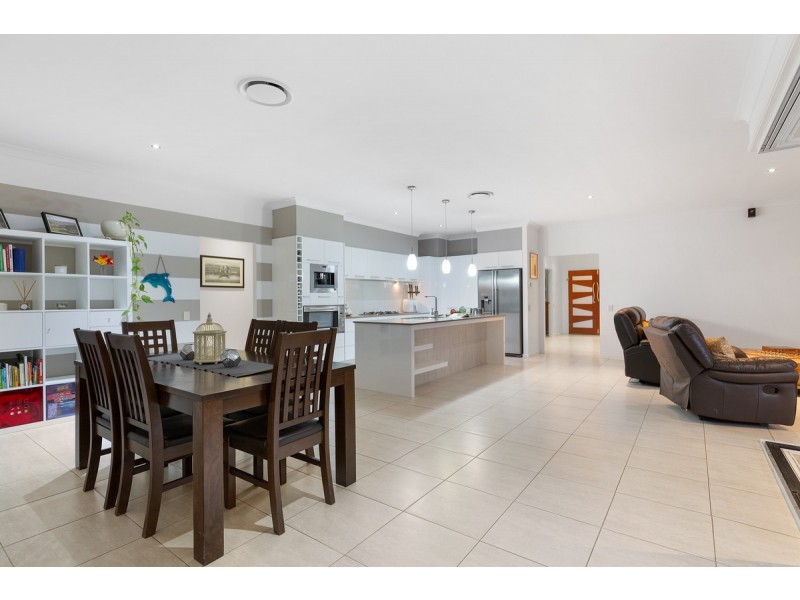 22 Magnetic Place, Redland Bay QLD 4165