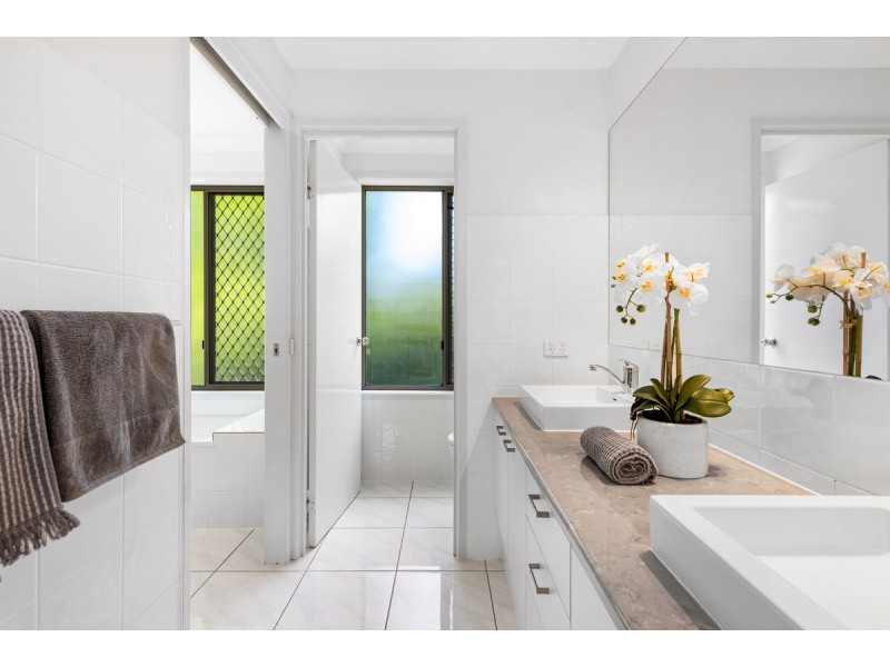 105 Sunset Road, Kenmore QLD 4069