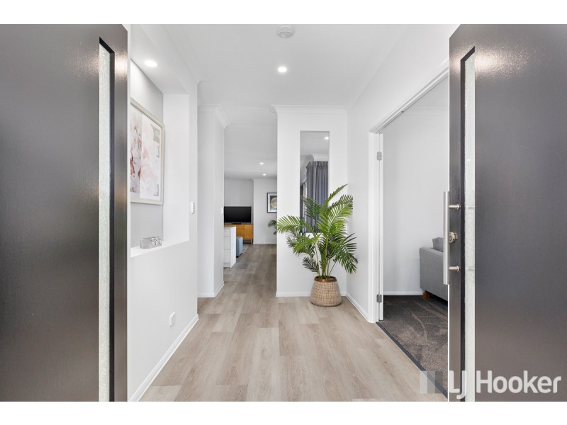7 Magnetic Place, Redland Bay QLD 4165