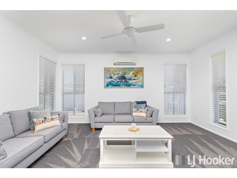 7 Magnetic Place, Redland Bay QLD 4165