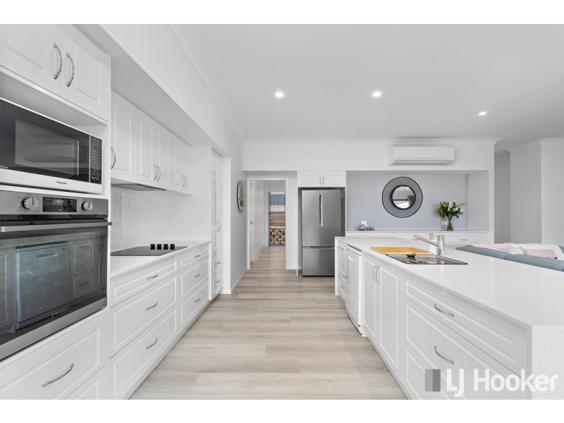 7 Magnetic Place, Redland Bay QLD 4165