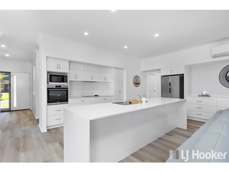 7 Magnetic Place, Redland Bay QLD 4165