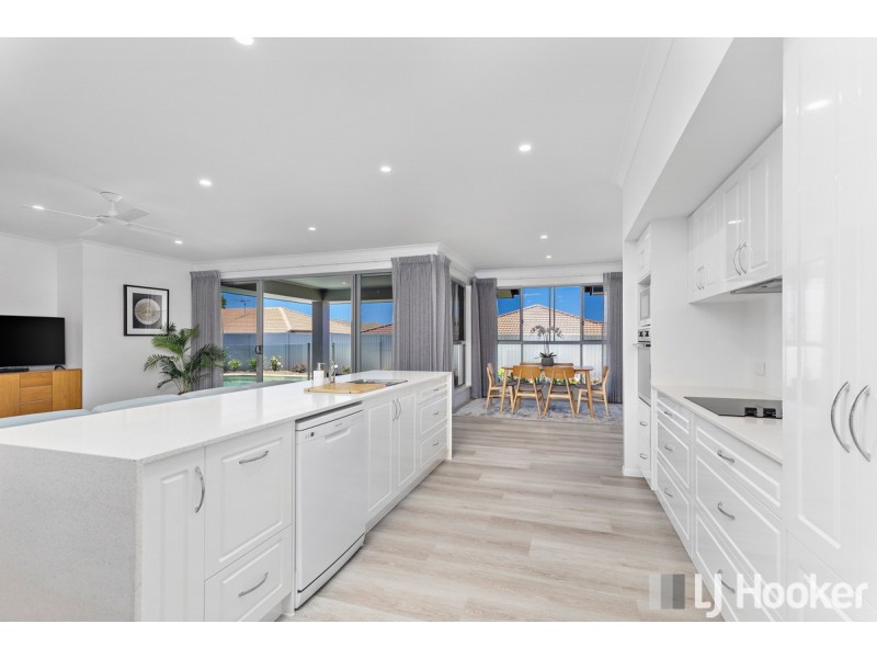 7 Magnetic Place, Redland Bay QLD 4165