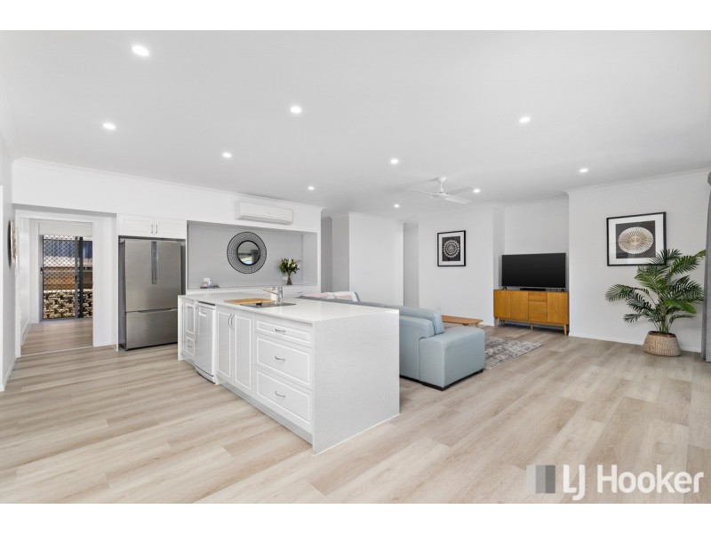 7 Magnetic Place, Redland Bay QLD 4165