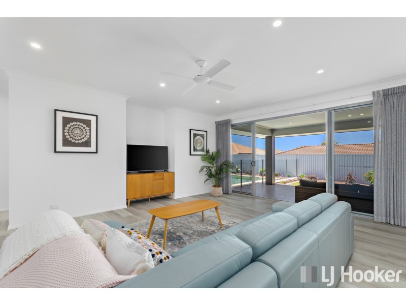 7 Magnetic Place, Redland Bay QLD 4165