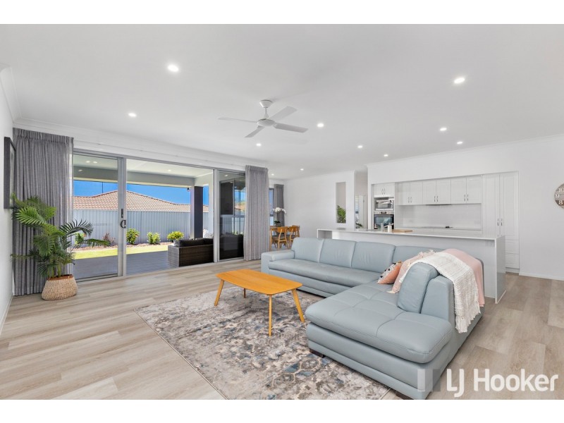 7 Magnetic Place, Redland Bay QLD 4165