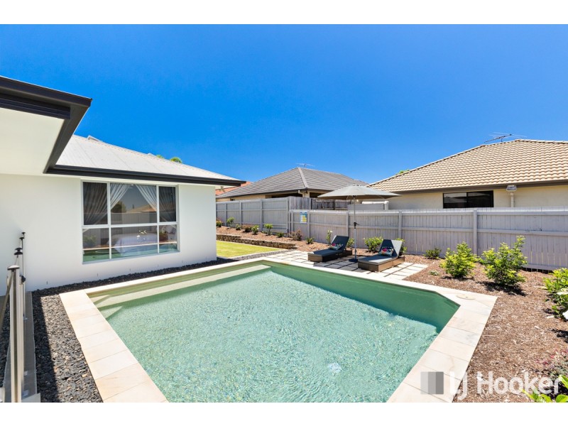 7 Magnetic Place, Redland Bay QLD 4165