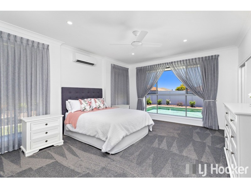 7 Magnetic Place, Redland Bay QLD 4165