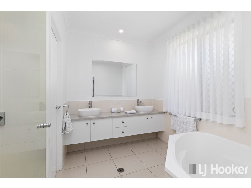 7 Magnetic Place, Redland Bay QLD 4165