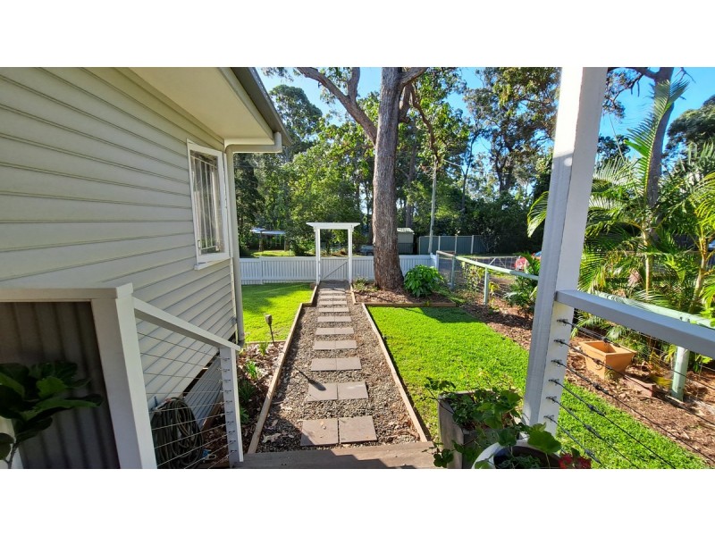 8 Curlew Street, Macleay Island QLD 4184