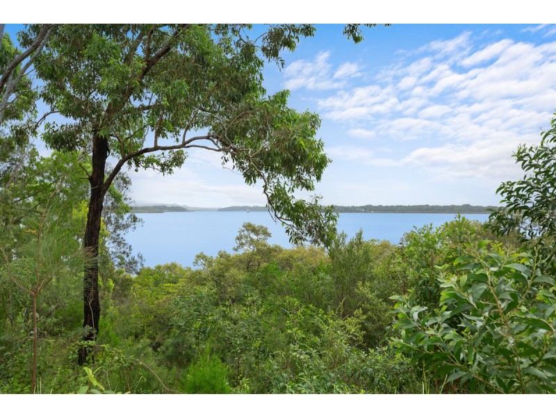 14 Thompson Esplanade, Russell Island QLD 4184
