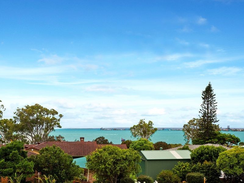 8 Outlook Parade, Ormiston QLD 4160
