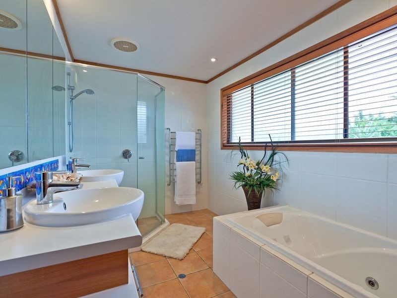 8 Outlook Parade, Ormiston QLD 4160