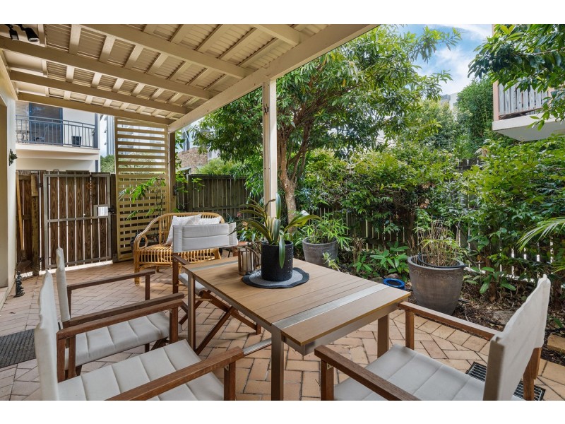 2/219 Shore Street West, Cleveland QLD 4163