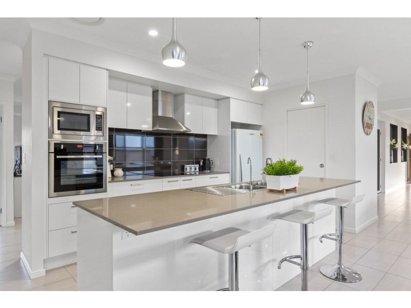 20 Capella Drive, Redland Bay QLD 4165