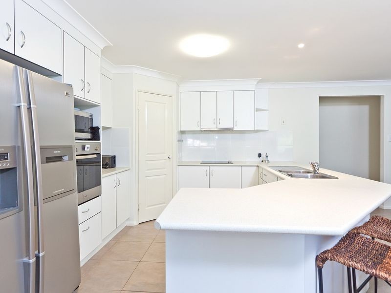 17 Emperor Drive, Redland Bay QLD 4165