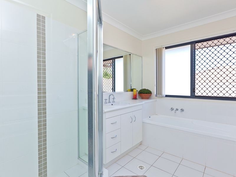 17 Emperor Drive, Redland Bay QLD 4165