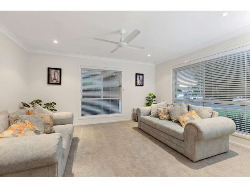 12 Gloria Parade, Redland Bay QLD 4165