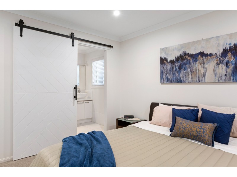 12 Gloria Parade, Redland Bay QLD 4165