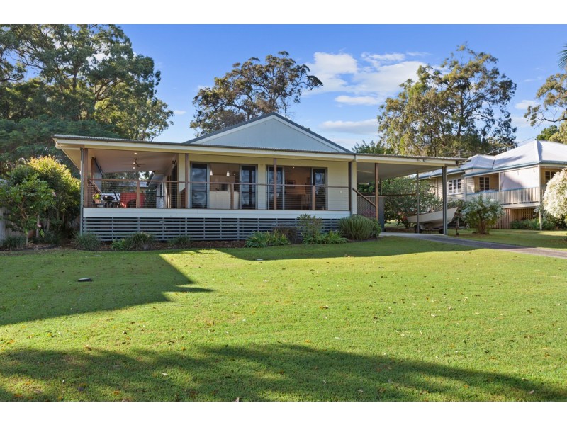 32 Coast Road, Macleay Island QLD 4184