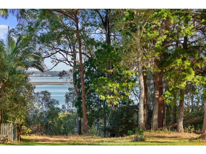 32 Coast Road, Macleay Island QLD 4184