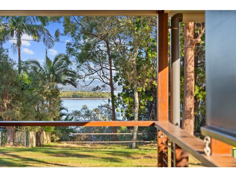 32 Coast Road, Macleay Island QLD 4184