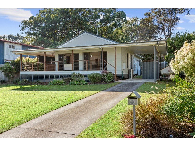 32 Coast Road, Macleay Island QLD 4184