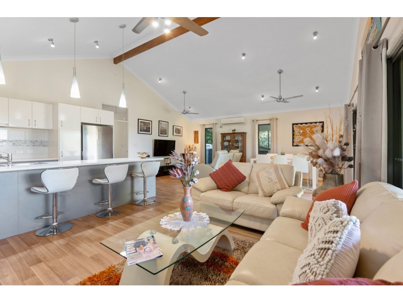 32 Coast Road, Macleay Island QLD 4184