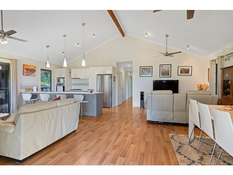 32 Coast Road, Macleay Island QLD 4184