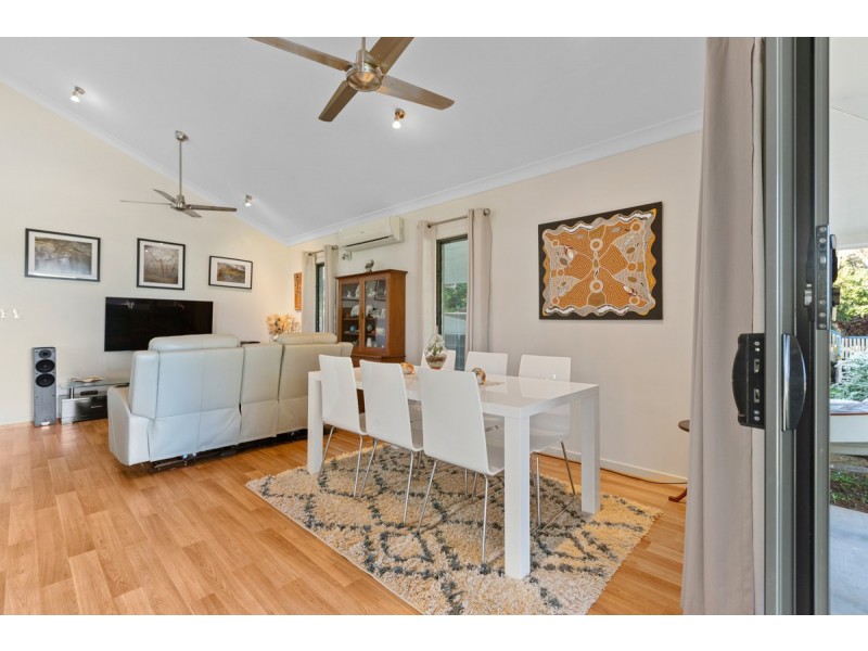 32 Coast Road, Macleay Island QLD 4184