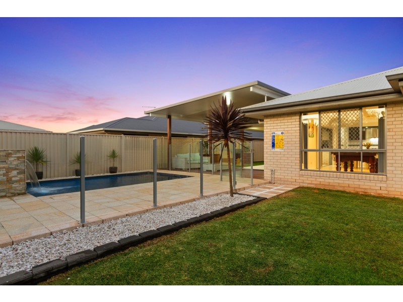 18 Willis Close, Redland Bay QLD 4165